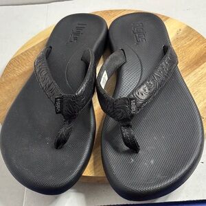Flojos Black Embossed Flip Flops Sz 8 EXCELLENT Condition
